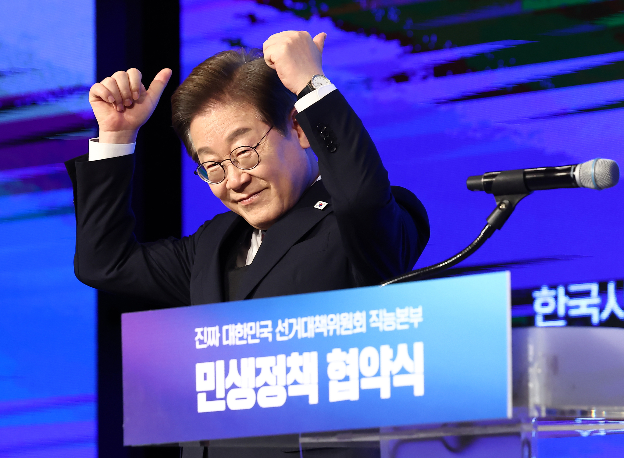 이재명 더불어민주당 대통령 후보가 8일 오후 서울 영등포구 중소기업중앙회에서 열린 선거대책위원회 직능본부 민생정책 협약식에서 인사말에 앞서 엄지를 치켜세우고 있다. 뉴스1