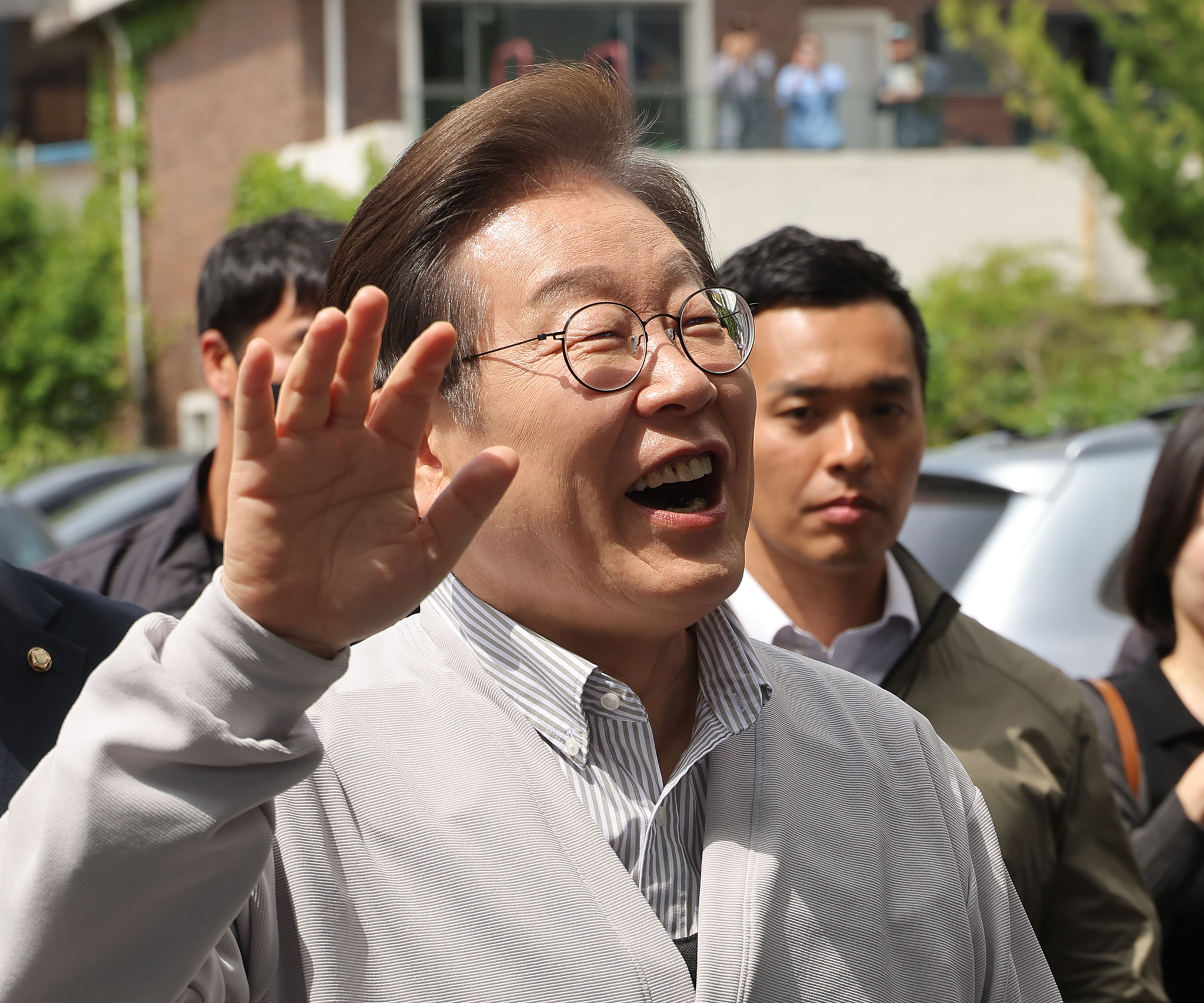 이재명 더불어민주당 대선 후보가 ‘골목골목 경청투어:국토종주편’에 나선 7일 전북 전주시 풍남문 앞 광장 인근에서 지지자 및 시민들에게 밝게 인사하고 있다. 이날 서울고등법원은 오는 15일 예정됐던 이 후보의 공직선거법 위반 혐의 사건 파기환송심 첫 공판을 오는 6월 18일로 연기했다. 연합뉴스