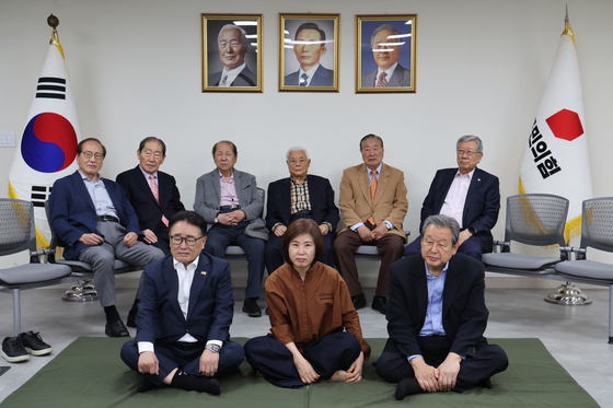김무성 전 새누리당(국민의힘 전신) 대표를 비롯한 국민의힘 상임고문단이 7일 서울 여의도 당사에서 대선후보 단일화를 촉구하며 단식농성을 하고 있다. 앞줄 왼쪽부터 유준상 상임고문, 김미애 의원, 김무성 상임고문. 뒷줄 왼쪽부터 신경식, 김동욱, 김종하, 목요상, 권해옥, 유흥수 고문. 국민의힘 제공.