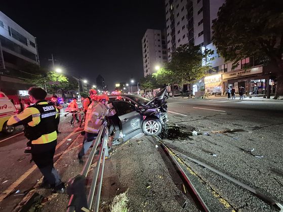 8일 오전 4시 25분쯤 인천시 남동구 구월동 한 도로에서 승용차와 SUV가 충돌했다. 사진 인천소방본부