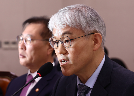 천대엽 법원행정처장이 2일 오후 서울 여의도 국회에서 열린 법제사법위원회 전체회의에서 의원 질의에 답변하고 있다. 뉴스1