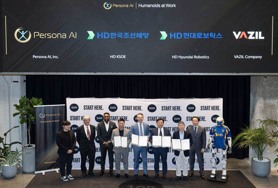 HD한국조선해양, HD현대로보틱스가 미국 휴스턴에서 '페르소나 AI', '바질컴퍼니'와 '조선 용접용 휴머노이드 개발을 위한 업무협약'을 체결했다고 8일 밝혔다. 송영훈 HD현대로보틱스 솔루션부문장(오른쪽 두 번째부터), 이동주 HD한국조선해양 제조혁신랩 부문장, 닉 래드포드 페르소나 AI CEO, 김성원 바질컴퍼니 CTO가 기념 촬영하고 있다. 사진 HD현대