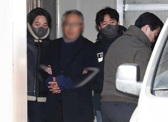 서울서부지법에서 벌어진 폭력 집단난동 사태에 가담한 사랑제일교회 특임전도사 윤모씨가 5일 오후 서부지법에서 열리는 구속 전 피의자 심문(영장실질심사) 출석을 위해 서울 마포경찰서를 나서고 있다. 연합뉴스