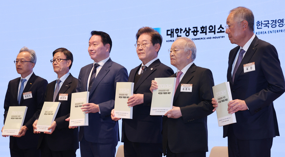 더불어민주당 이재명 대선 후보가 8일 서울 중구 대한상공회의소에서 열린 경제5단체장과 간담회에 참석해 정책제언집을 들고 함께 기념사진을 찍고 있다. 왼쪽부터 최진식 한국중견기업연합회 회장, 윤진식 한국무역협회 회장, 최태원 대한상공회의소 회장, 이 후보, 손경식 한국경영자총협회 회장, 류진 한국경제인협회 회장. 국회사진기자단