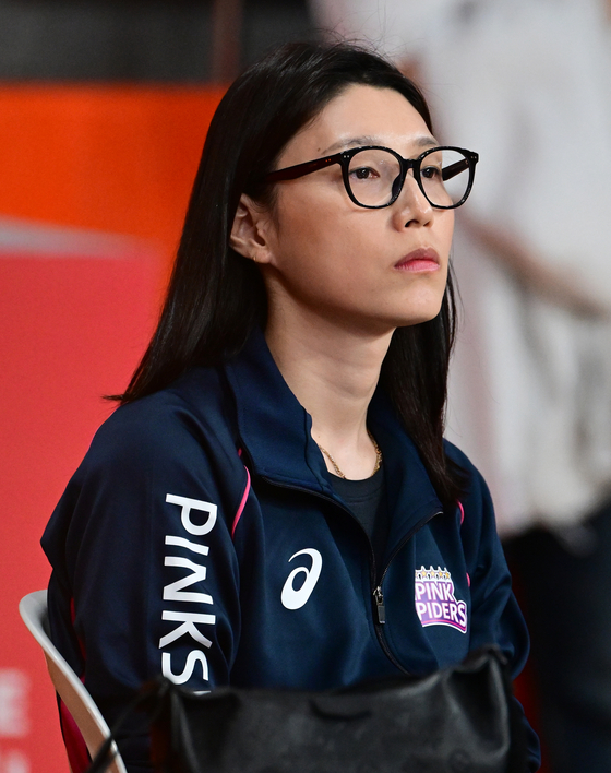 V리그 트라이아웃에서 외국인선수들을 지켜보는 김연경 흥국생명 어드바이저. KOVO