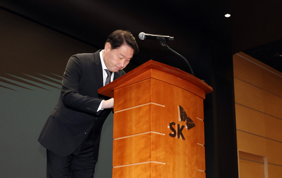 최태원 SK그룹 회장이 7일 오전 서울 중구 SK텔레콤 T타워 SUPEX홀에서 SK텔레콤의 해킹 사고와 관련해 고개 숙여 사과하고 있다. 김종호 기자