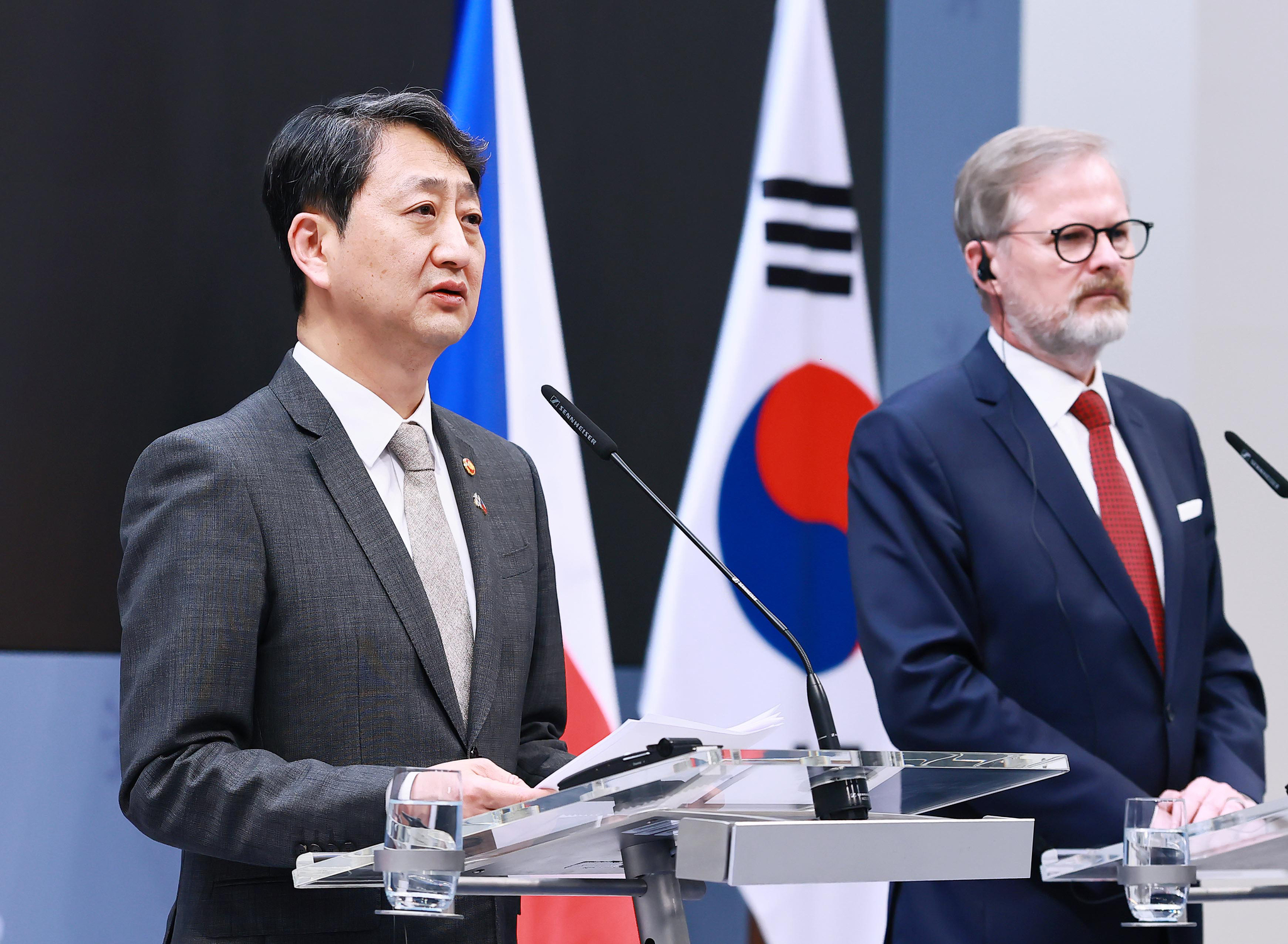 안덕근 산업통상자원부 장관이 7일(현지시간) 체코 프라하 총리실에서 페트르 피알라(Petr Fiala) 체코 총리를 비롯한 한-체코 정부 대표단이 참석한 가운데 열린 한-체코 원전산업 협력 약정 체결식에서 약정서에 서명한 후 발언하고 있다. 사진 산업통상자원부
