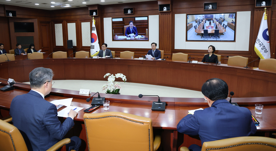 김범석 부총리 겸 기획재정부 장관 직무대행이 8일 오전 서울 종로구 정부서울청사에서 열린 경제관계장관회의에서 모두발언을 하고 있다.뉴스1
