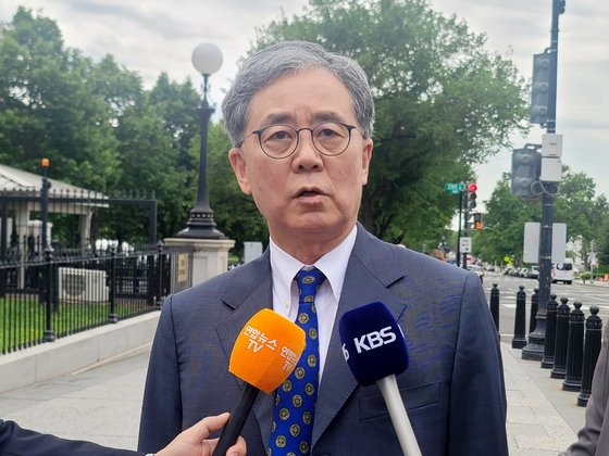 이재명 더불어민주당 대선후보의 외교안보ㆍ통상 분야 참모인 김현종 전 국가안보실 2차장이 8일(현지시간) 미국 워싱턴 DC 백악관에서 도널드 트럼프 행정부 당국자들과 면담한 뒤 취재진에게 결과를 설명하고 있다. 연합뉴스