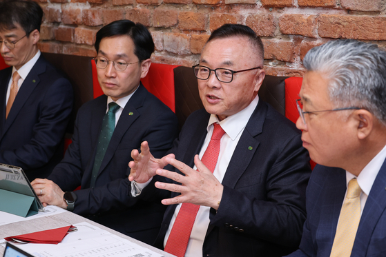 황주호(오른쪽 둘째) 한국수력원자력 사장이 8일(현지시간) 체코 프라하에서 기자간담회를 열고 발언하고 있다. 사진 한국수력원자력