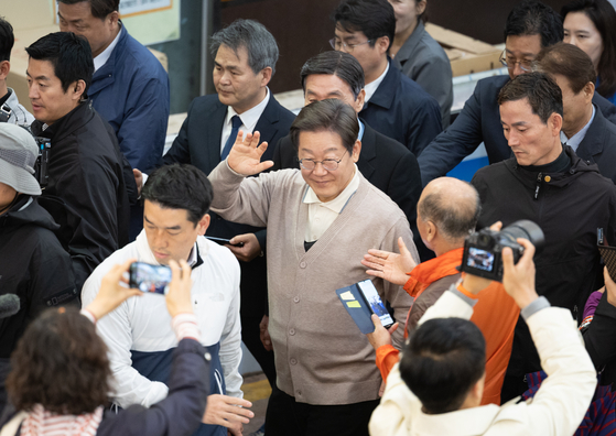 3차 경청투어에 나선 이재명 더불어민주당 대통령 후보가 9일 오후 경북 성주군 성주전통시장에서 시민들에게 인사하고 있다. 뉴스1