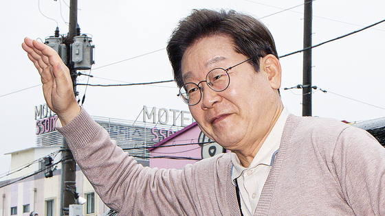 3차 경청투어에 나선 이재명 더불어민주당 대통령 후보가 9일 오후 경북 칠곡군의 한 거리를 찾아 차량에서 하차하며 인사하고 있다. 뉴스1