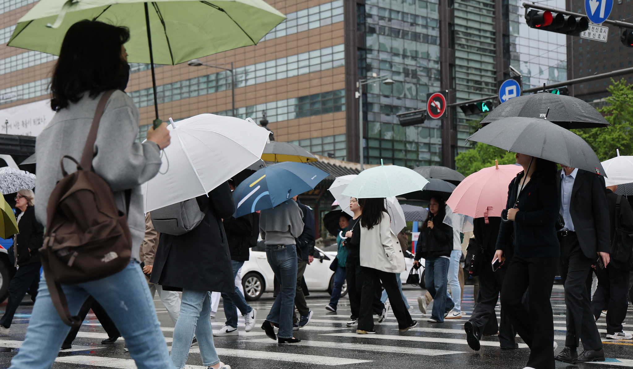 9일 오전 서울 광화문 사거리에서 우산을 쓴 시민들이 출근하고 있다. 뉴스1