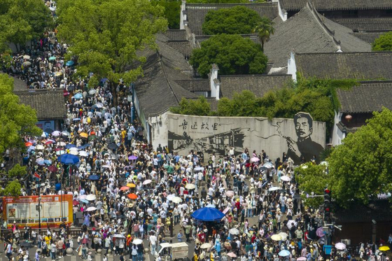 3일 저장(浙江)성 사오싱(紹興)시에 위치한 루쉰(魯迅)의 고향을 둘러보는 관광객들을 드론으로 내려다봤다. 신화통신