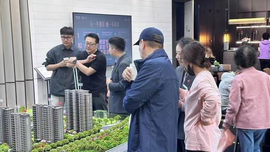 1일 산둥(山東)성 칭다오(青島)의 한 분양 사무소에서 상담을 받고 있는 주택 매입자. 신화통신