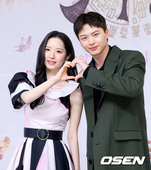 [OSEN=이대선 기자] 17일 오후 서울 목동 SBS에서 SBS새 금토드라마‘귀궁’ 제작발표회가 열렸다.‘보물섬’후속으로 방송되는SBS새 금토드라마‘귀궁’은영매의 운명을 거부하는 무녀 여리와 여리의 첫사랑 윤갑의 몸에 갇힌 이무기 강철이가 왕가에 원한을 품은 팔척귀에 맞닥뜨리며 몸과 혼이 단단히 꼬여버리는 육신 쟁탈 판타지 로코. 배우 김지연과 육성재가 포토타임을 가지고 있다. 2025.04.17 /sunday@osen.co.kr