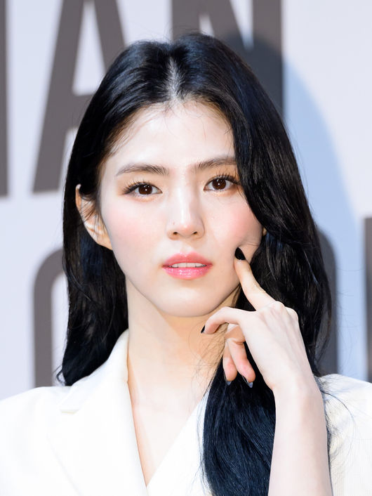 [OSEN=이대선 기자] 18일 오후 서울 동대문디자인플라자 아트홀에서 Christian Dior: Designer of Dreams 전시 포토콜 행사가 열렸다.이날 행사에는 블랙핑크 지수, 한소희, 김연아, 조이현, 김민주, 노정의 ,MEOVV 나린, 세븐틴 민규, 남주혁, 로몬, TXT, 기은세, 박희정, 배윤영, 아이린 킴, 차준환, 장성우, 홍태준 참석해 자리를 빛냈다. 배우 한소희가 포토타임을 가지고 있다. 2025.04.18 /sunday@osen.co.kr