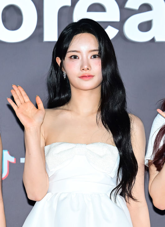 [OSEN=김성락 기자] 15일 오후 서울 동대문구 경희대학교 평화의 전당에서 ‘틱톡 어워즈’ 레드카펫 행사가 열렸다. 이날 행사에는 댄스 챌린지로 올해의 여름 노래 1위를 차지한 티라미수 케익을 부른 밴드 위아더나잇, 다양한 음원과 댄스 챌린지로 사랑 받은 에스파, 피프티피프티, 에잇턴 등 K-팝 아티스트들이 참석했다. 피프티피프티 키나가 포즈를 취하고 있다. 2024.11.15/ ksl0919@osen.co.kr