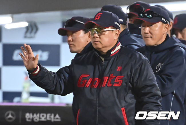 [OSEN=부산, 이석우 기자] 7일 부산 사직야구장에서 2025 신한 SOL 뱅크 KBO 리그 롯데 자이언츠와 SSG 랜더스의 경기가 열렸다. 홈팀 롯데는 데이비슨, 방문팀 SSG는 송영진이 선발 출전했다.롯데 자이언츠 김태형 감독이 SSG 랜더스에 6-2로 승리한 후 하이파이브를 하고 있다. 2025.05.07 / 