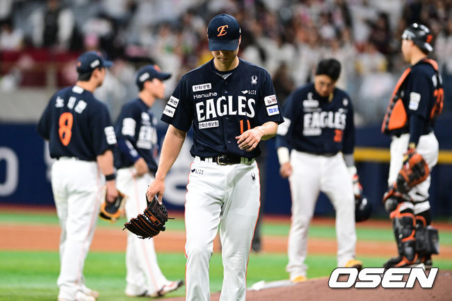 [OSEN=고척, 조은정 기자]9일 오후 서울 고척스카이돔에서 2025 신한 SOL Bank KBO리그 키움 히어로즈와 한화 이글스의 경기가 열린다.이날 홈팀 키움은 하영민을 원정팀 한화는 엄상백을 선발 투수로 내세웠다.4회말 2사 한화 엄상백이 교체되고 있다. 2025.05.09 /cej@osen.co.kr