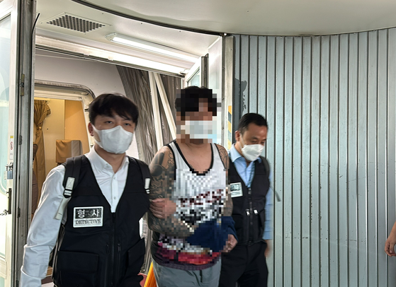 경찰이 9일 공개한 리딩방 조직원 검거 사진. 태국에 근거지를 둔 이들은 국내 투자증권사를 사칭해 기관투자자 몫으로 배당주 물량을 저렴하게 확보해준다며 투자자들을 꾀었다. 사진 서울경찰청 광역수사단 금융범죄수사대 제공