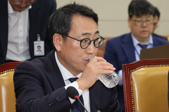 유영상 SK텔레콤 대표이사가 8일 서울 여의도 국회 과학기술정보방송통신위원회에서 열린 SK텔레콤 해킹 관련 청문회에 출석해 물을 마시고 있다. 뉴스1