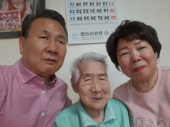 김혜원(오른쪽)씨와 남편, 시어머니가 어버이날을 맞아 함께 사진을 찍었다. [사진 김혜원씨]