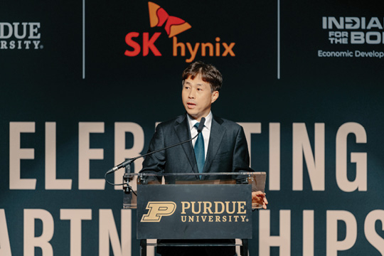 지난 2024년 4월 곽노정 SK하이닉스 대표가 미국 인디애나주 웨스트라피엣의 퍼듀대학에서 반도체 첨단 패키징 투자를 발표하고 있다. [사진 퍼듀리서치재단]