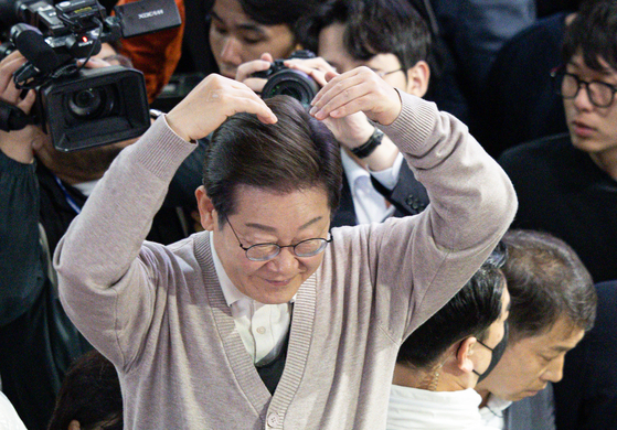이재명 더불어민주당 대통령 후보가 9일 오전 경북 영천시완산동 영천공설시장에서 연설을 하기 전 하트를 그려보이고 있다.뉴스1