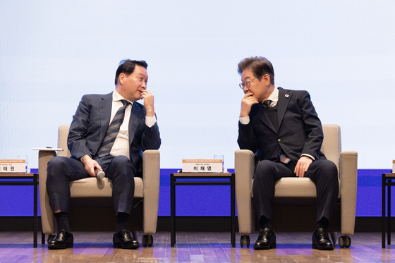 이재명 더불어민주당 대선후보(오른쪽)가 8일 열린 ‘대선후보 초청 경제5단체장 간담회’에서 최태원 대한상의 회장과 대화하고 있다. [뉴스1]
