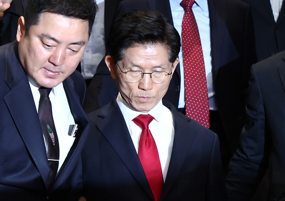 김문수 국민의힘 대통령 후보가 9일 오전 서울 여의도 국회에서 열린 의원총회에서 굳은 표정으로 나오고 있다. 뉴스1