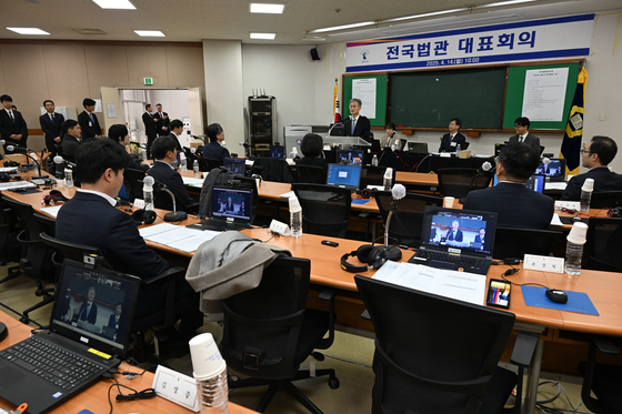 조희대 대법원장이 지난달 14일 경기도 고양시 사법연수원에서 열린 전국법관대표회의에서 인사말을 하고 있다. 사진 전국법관대표회의