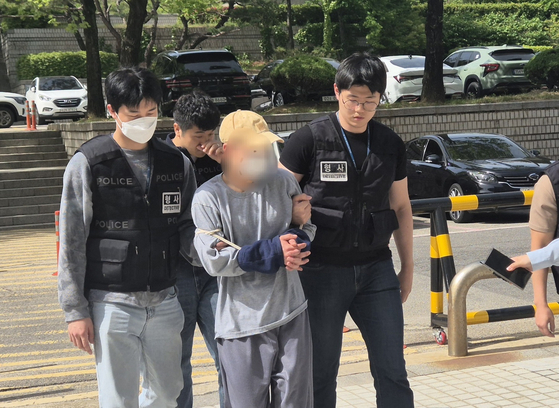 서울 관악구 봉천동에서 거리를 돌아다니다가 흉기를 휘두르고 나체 상태로 거리를 활보한 20대 남성이 8일 서울중앙지법으로 들어서고 있다. 뉴스1