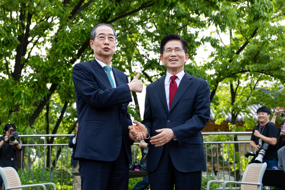 8일 오후 김문수 국민의힘 대선 후보와 한덕수 예비후보가 국회 사랑재 카페에서 공개회동을 하고 있다. 국회사진기자단