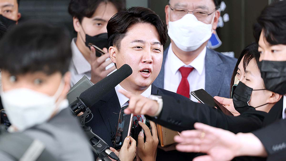 국민의힘 이준석 전 대표가 2022년 9월 28일 서울 양천구 서울남부지방법원에서 열린 국민의힘 당헌 효력 정지 가처분 신청 사건 심문을 마친 뒤 청사를 나서며 기자들의 질문에 답하고 있다. 국회사진기자단