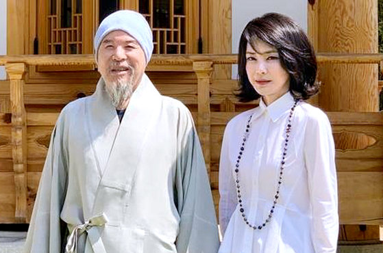 윤석열 대통령 당선인의 부인 김건희 여사가 지난달 26일 서울 강남구 봉은사를 방문해 대한불교조계종 전 총무원장인 자승스님을 비공개로 만났다고 김 여사 측 인사가 4일 밝혔다. [사진 김건희 여사 측 제공]