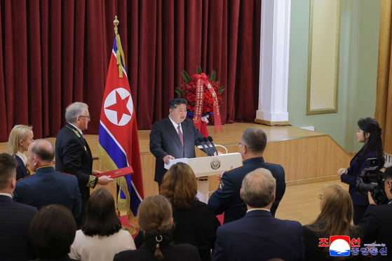 9일 오전 김정은 북한 국무위원장이 러시아 전승절을 맞아 주북 러시아 대사관을 방문해 축하 연설을 했다. 조선중앙통신=연합뉴스