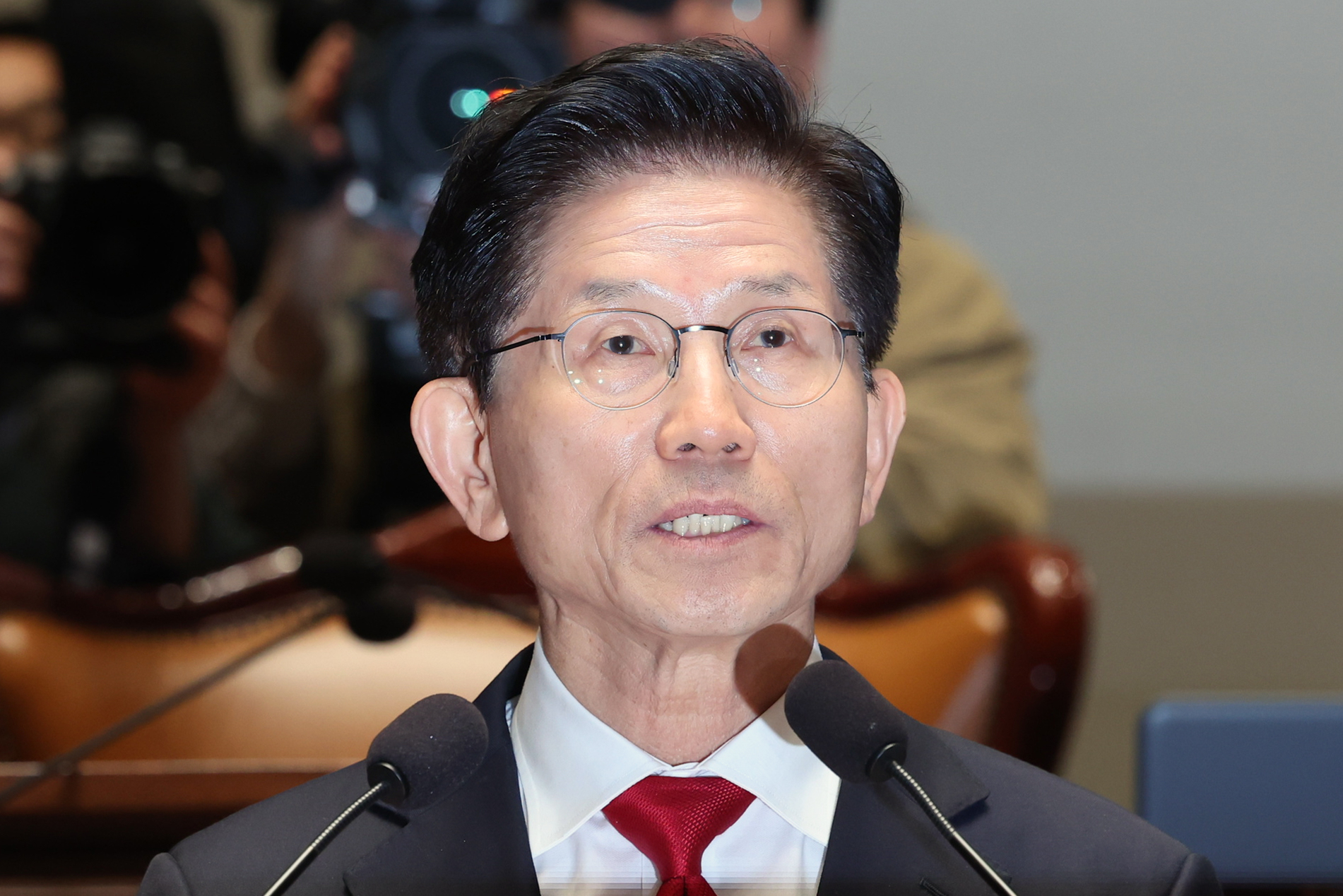 김문수 후보가 의원총회에서 후보 단일화 문제와 관련해 발언하고 있다. 연합뉴스