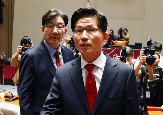 김문수 국민의힘 대통령 후보가 9일 오전 서울 여의도 국회에서 열린 의원총회에 참석한 뒤 갑자기 퇴장하고 있다. 왼쪽은 권성동 원내대표. 뉴스1