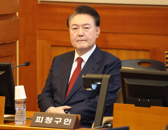 윤석열 대통령이 2월 13일 서울 종로구 헌법재판소에서 열린 탄핵심판 8차 변론에 출석해 있다. 뉴스1