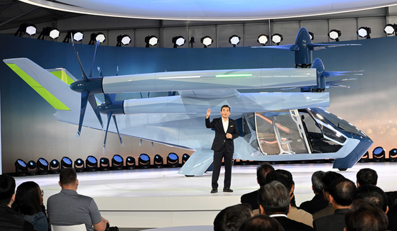 지난해 1월 미국 라스베이거스에서 열린 CES 2024에서 신재원 현대차·기아 AAM본부장 겸 슈퍼널 최고경영자(CEO) 사장이 S-A2 기체에 대해 설명하는 모습. 사진 현대차그룹