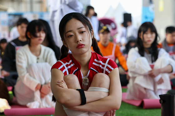 지난해 5월 12일 오후 서울 반포한강공원 잠수교에서 열린 '2024 한강 멍때리기 대회’에서 참가자들이 멍때리고 있다. 연합뉴스