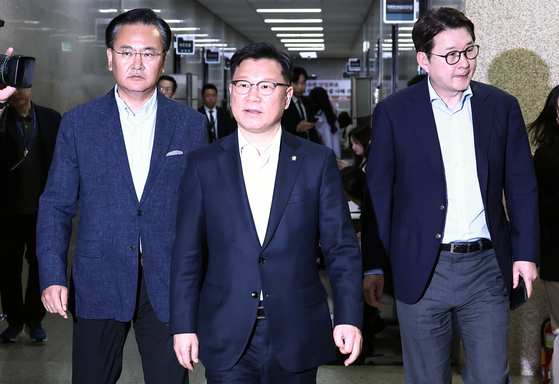 이양수 국민의힘 사무총장이 9일 서울 여의도 국회에서 김문수 후보와 한덕수 예비후보 대리인단과의 단일화 협상 회동에 참석하고 있다. 왼쪽부터 단일화 추진 본부장인 유상범 의원, 이 사무총장, 신동욱 수석대변인. 뉴스1