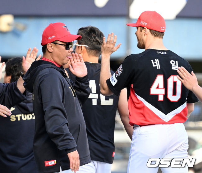 [OSEN=잠실, 이대선 기자] 챔피언이 드디어 깨어난다.프로야구 KIA 타이거즈는 20일 서울 잠실구장에서 열린 2025 신한 SOL뱅크 KBO리그 두산 베어스와의 시즌 3차전에서 6-2로 승리했다.KIA는 2연승을 달리며 주중 KT 위즈 3연전에 이어 2연속 위닝시리즈에 성공했다. 시즌 11승 12패. 반면 2연패에 빠진 두산은 9승 13패가 됐다.경기 종료 후 KIA 이범호 감독이 네일과 승리의 기쁨을 나누고 있다. 2025.04.20 /sunday@osen.co.kr