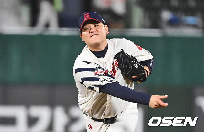 [OSEN=부산, 이석우 기자] 29일 부산 사직야구장에서 2024 신한 SOL 뱅크 KBO 리그 롯데 자이언츠와 한화 이글스의 경기가 열렸다. 홈팀 롯데는 윌커슨이 선발 출전하고 한화는 바리아가 선발 출전했다.롯데 자이언츠 한현희가 역투하고 있다. 2024.08.29 / 