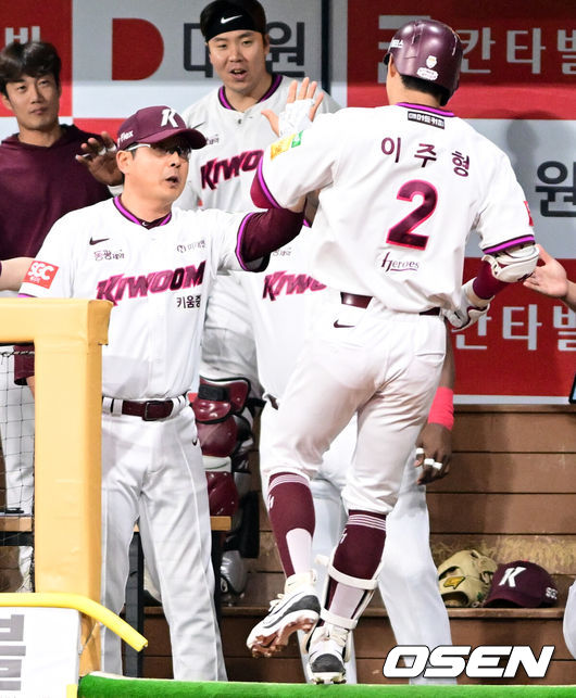 [OSEN=고척, 조은정 기자]9일 오후 서울 고척스카이돔에서 2025 신한 SOL Bank KBO리그 키움 히어로즈와 한화 이글스의 경기가 열린다.이날 홈팀 키움은 하영민을 원정팀 한화는 엄상백을 선발 투수로 내세웠다.1회말 1사 키움 이주형이 달아나는 솔로 홈런을 날린 뒤 홍원기 감독의 축하를 받고 있다. 2025.05.09 /cej@osen.co.kr