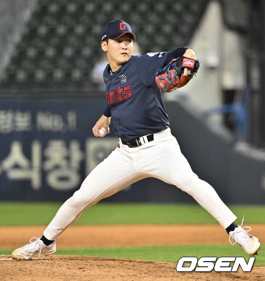 [OSEN=잠실, 조은정 기자]18일 오후 서울 잠실야구장에서 ‘2024 신한 SOL Bank KBO리그’ LG 트윈스와 롯데 자이언츠의 경기가 열렸다.홈팀 LG 선발 투수는 켈리다. 올 시즌 4경기에서 1승 1패 평균자책점 2.88을 기록하고 있다. 원정팀 롯데는 선발 투수 박세웅이 나선다. 올 시즌 4경기에서 1승 2패 평균자책점 6.52를 기록하고 있다8회말 롯데 최준용이 힘차게 공을 던지고 있다. 2024.04.18 /cej@osen.co.kr 