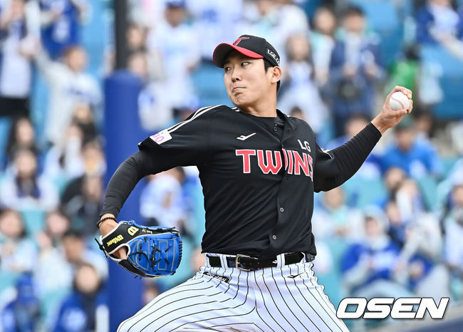 [OSEN=대구, 이석우 기자] 10일 대구삼성라이온즈파크에서 2025 신한 SOL 뱅크 KBO 리그 삼성 라이온즈와 LG 트윈스의 경기가 열렸다. 홈팀 삼성은 후라도가, 방문팀 LG는 손주영이 선발 출전했다. LG 트윈스 선발 투수 손주영이 역투하고 있다. 2025.05.10 / foto0307@osen.co.kr