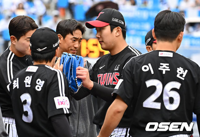 [OSEN=대구, 이석우 기자] 10일 대구삼성라이온즈파크에서 2025 신한 SOL 뱅크 KBO 리그 삼성 라이온즈와 LG 트윈스의 경기가 열렸다. 홈팀 삼성은 후라도가, 방문팀 LG는 손주영이 선발 출전했다. LG 트윈스 선발 투수 손주영이 6회말 수비를 무실점으로 막고 하이파이브를 하고 있다. 2025.05.10 / foto0307@osen.co.kr