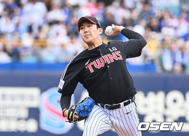 [OSEN=대구, 이석우 기자] 10일 대구삼성라이온즈파크에서 2025 신한 SOL 뱅크 KBO 리그 삼성 라이온즈와 LG 트윈스의 경기가 열렸다. 홈팀 삼성은 후라도가, 방문팀 LG는 손주영이 선발 출전했다. LG 트윈스 선발 투수 손주영이 역투하고 있다. 2025.05.10 / foto0307@osen.co.kr
